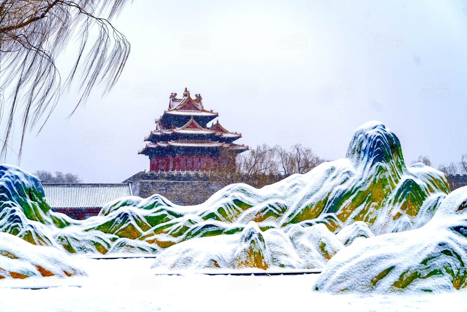 雪中的古城楼图片