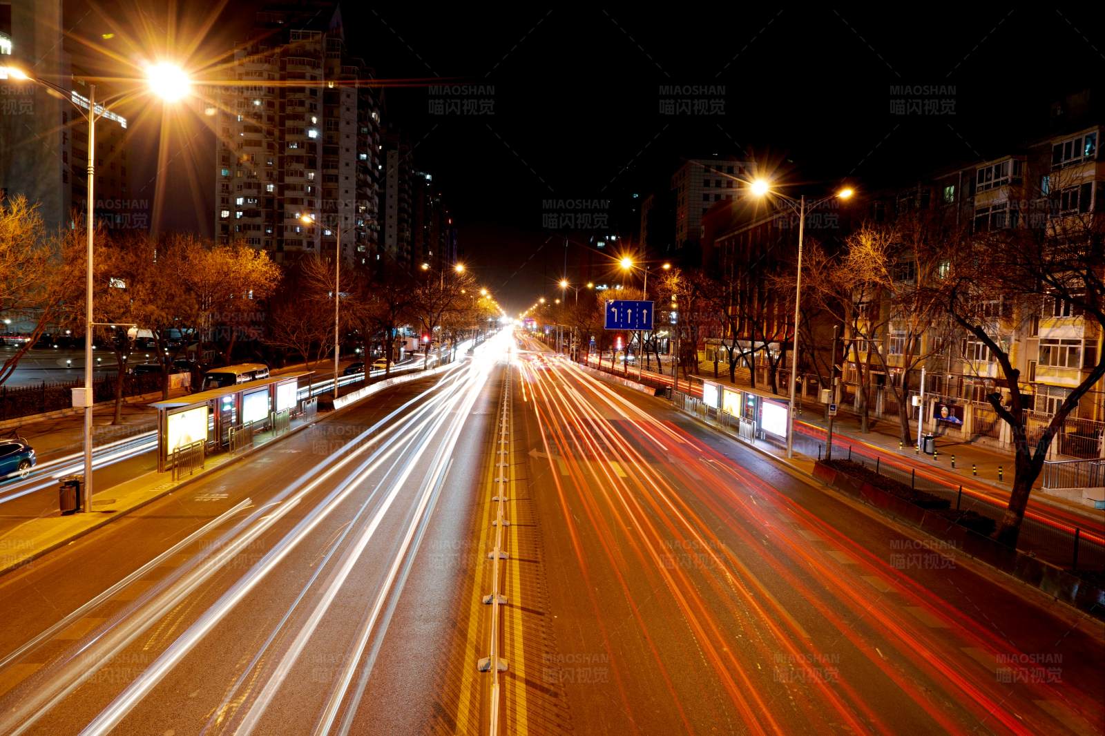 夜间城市交通图片