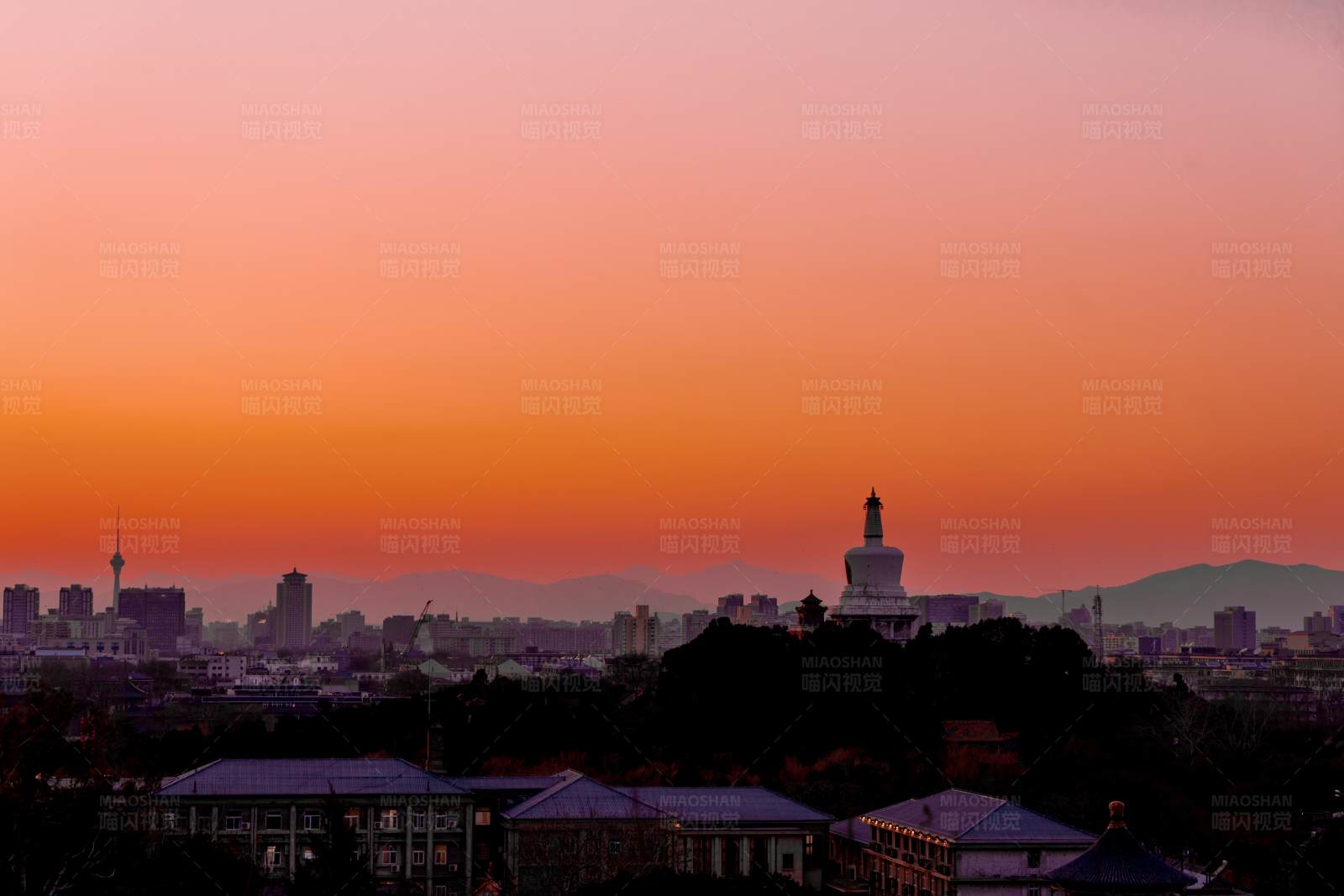 北京日落白塔图片