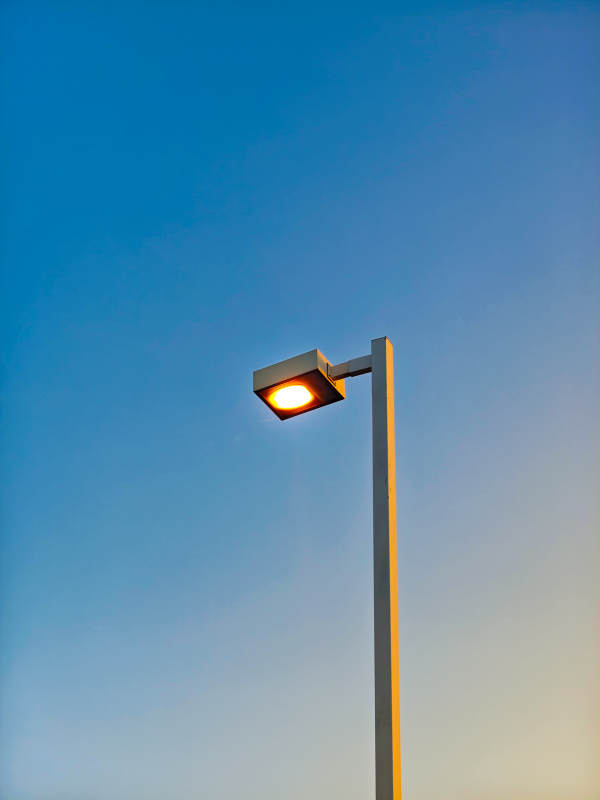 黄昏时分的路灯图片