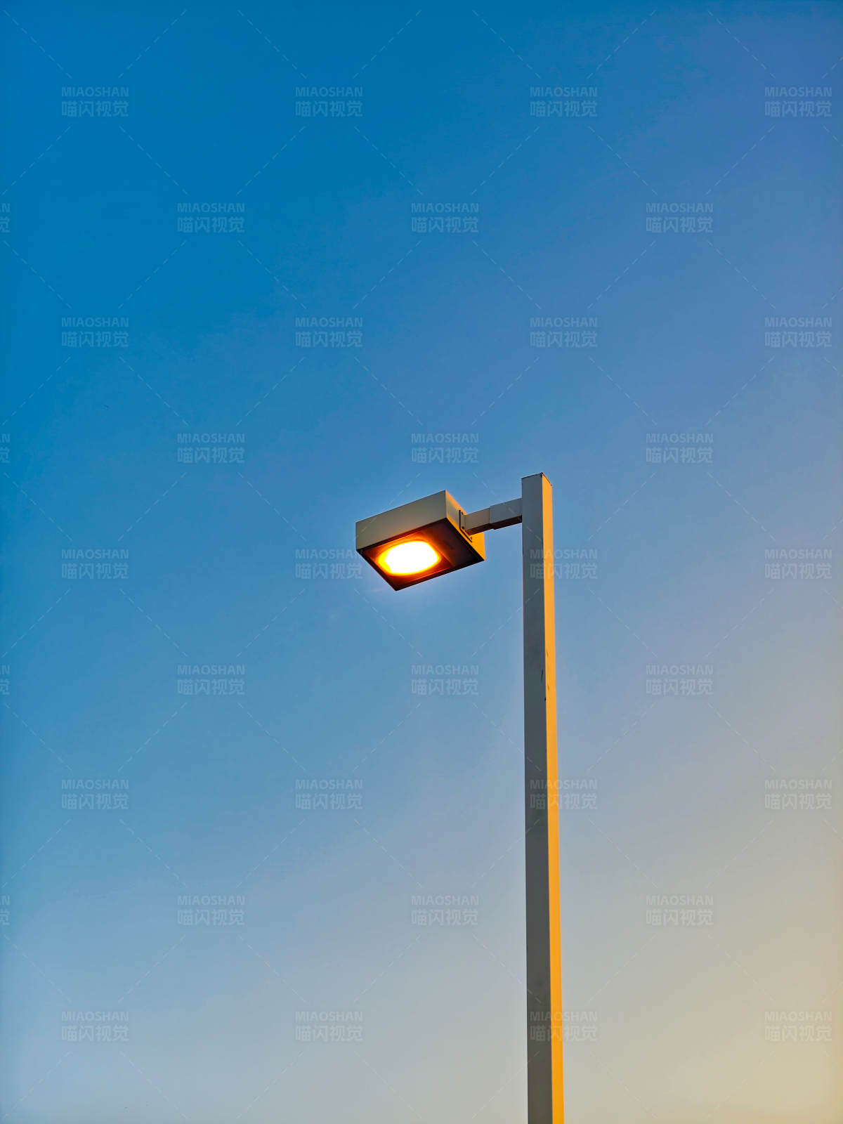 黄昏时分的路灯图片