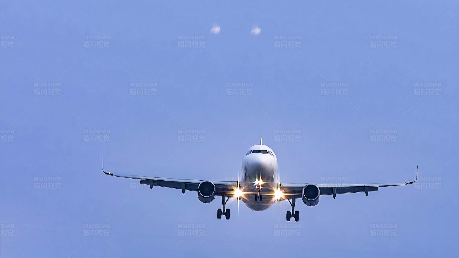 飞机翱翔蓝天图片