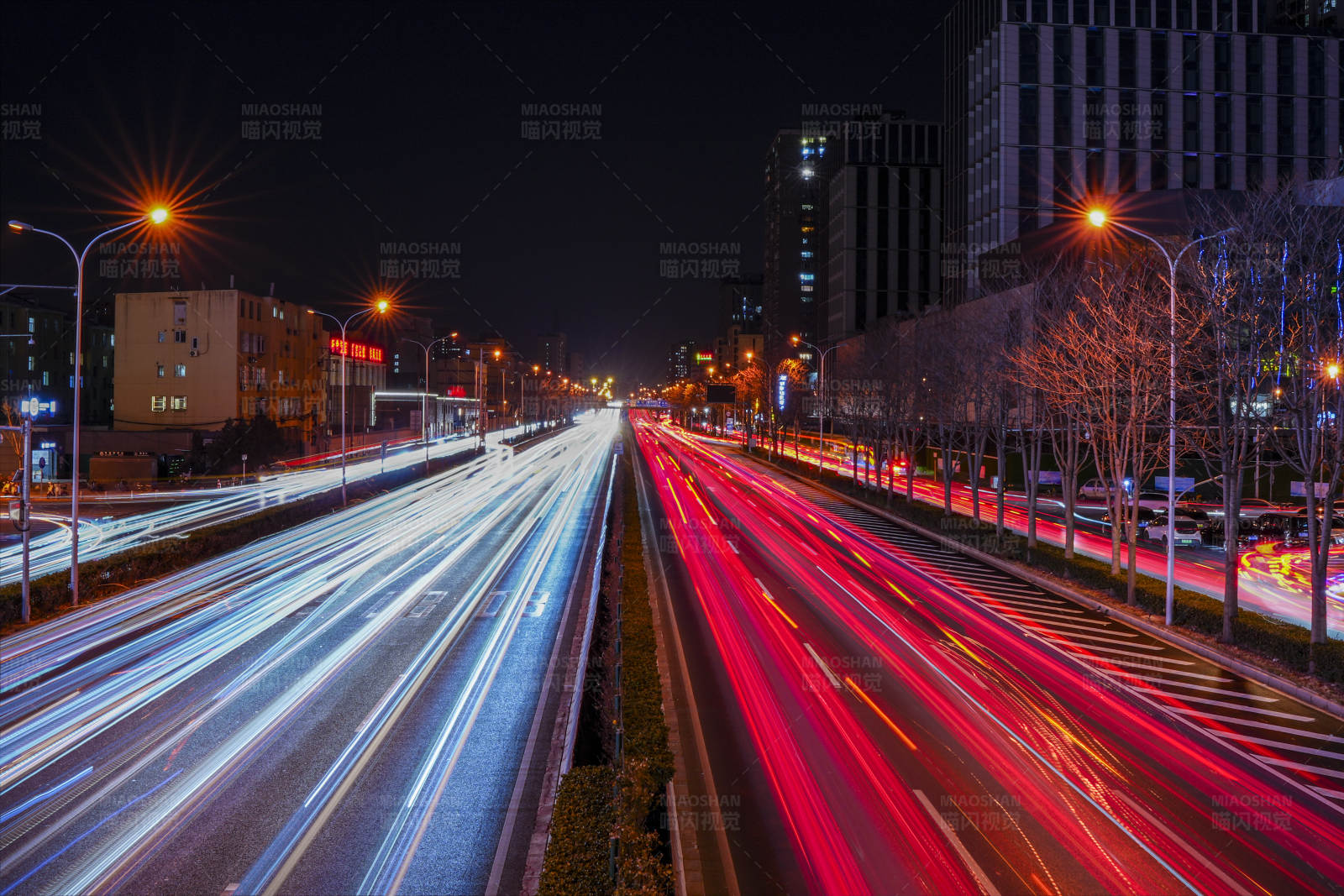 夜间城市交通流图片