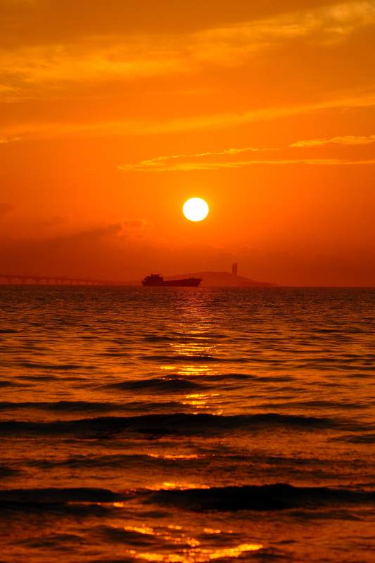 海上夕阳船影图片