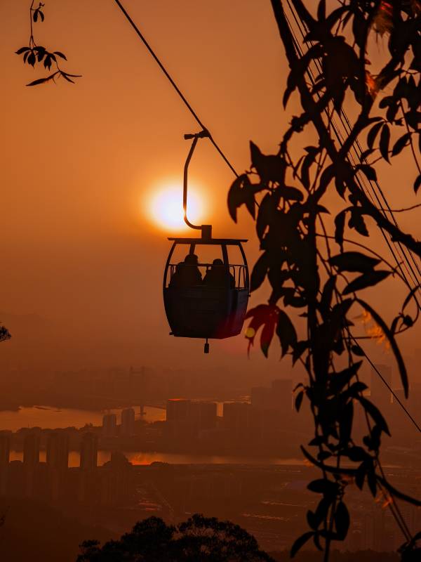 夕阳缆车图片