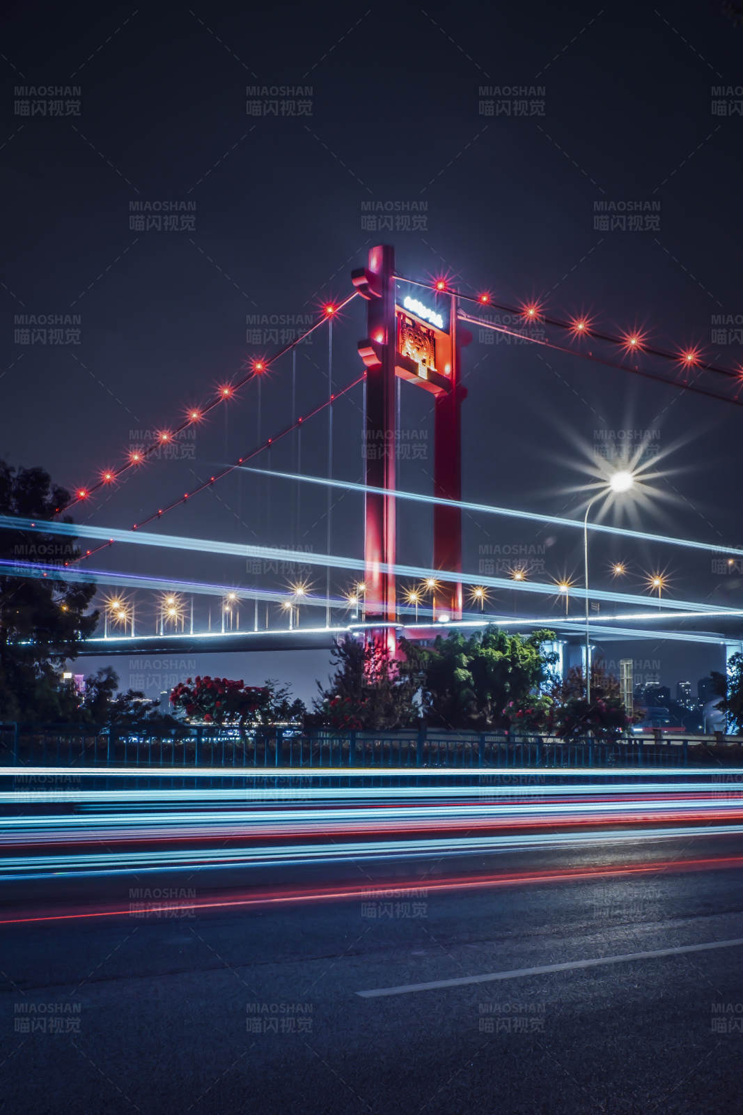 夜色中的桥梁与车流图片