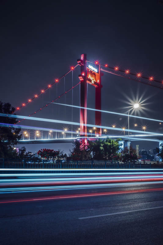 夜色中的桥梁与车流图片