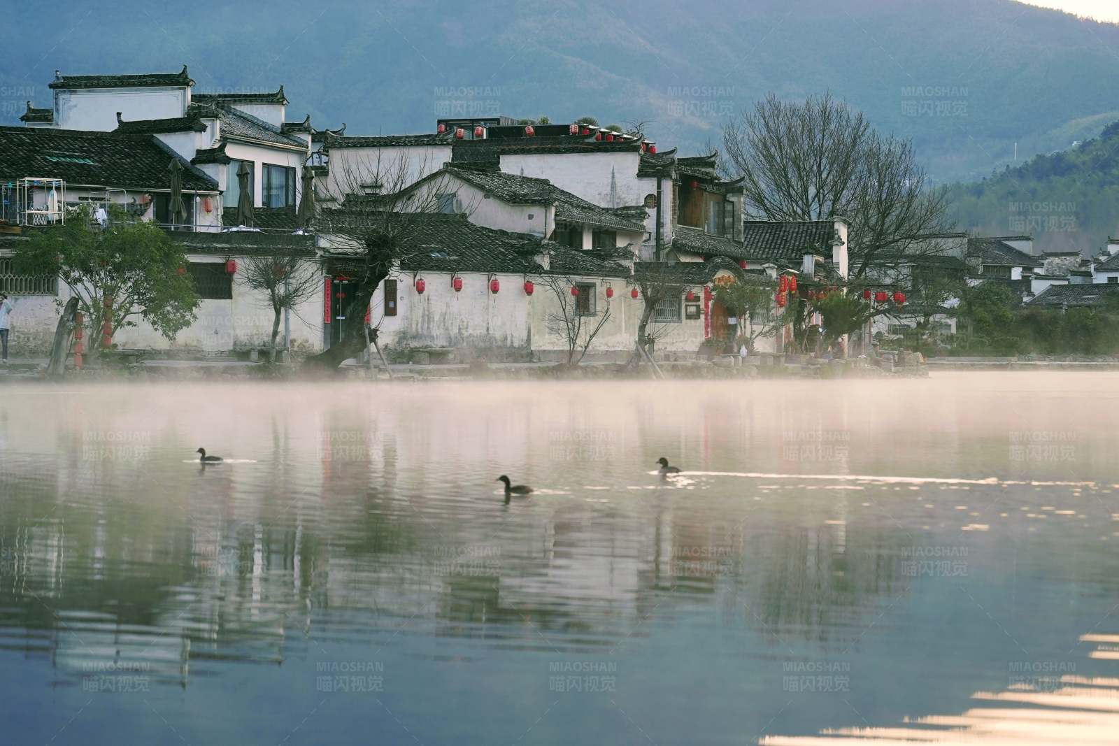 晨雾中的古村水乡图片