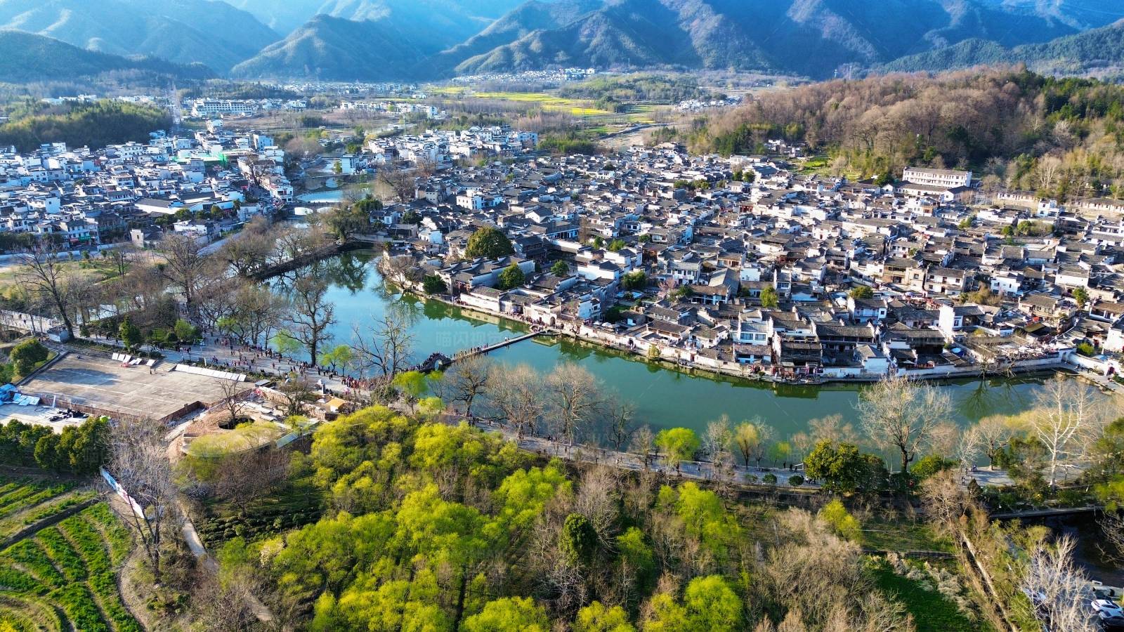 山水古镇春景图片