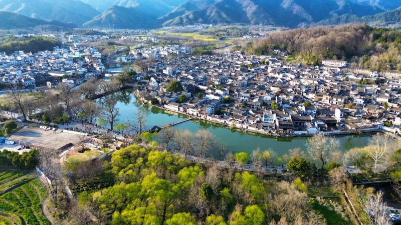 山水古镇春景图片