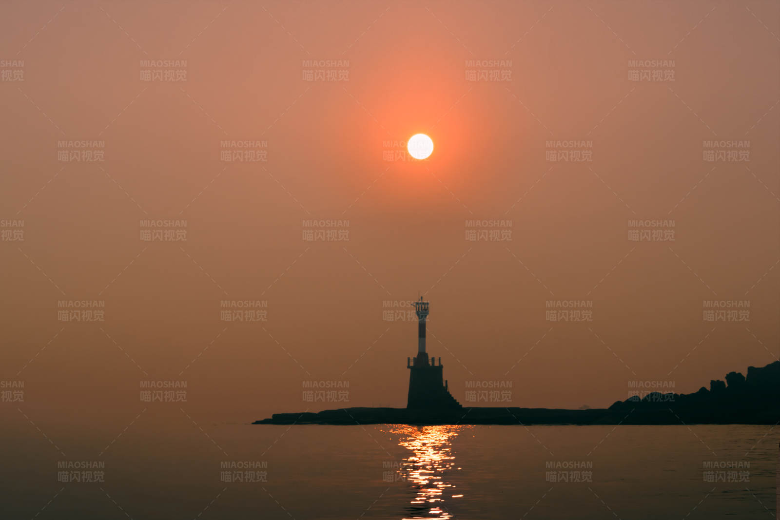 日落灯塔图片
