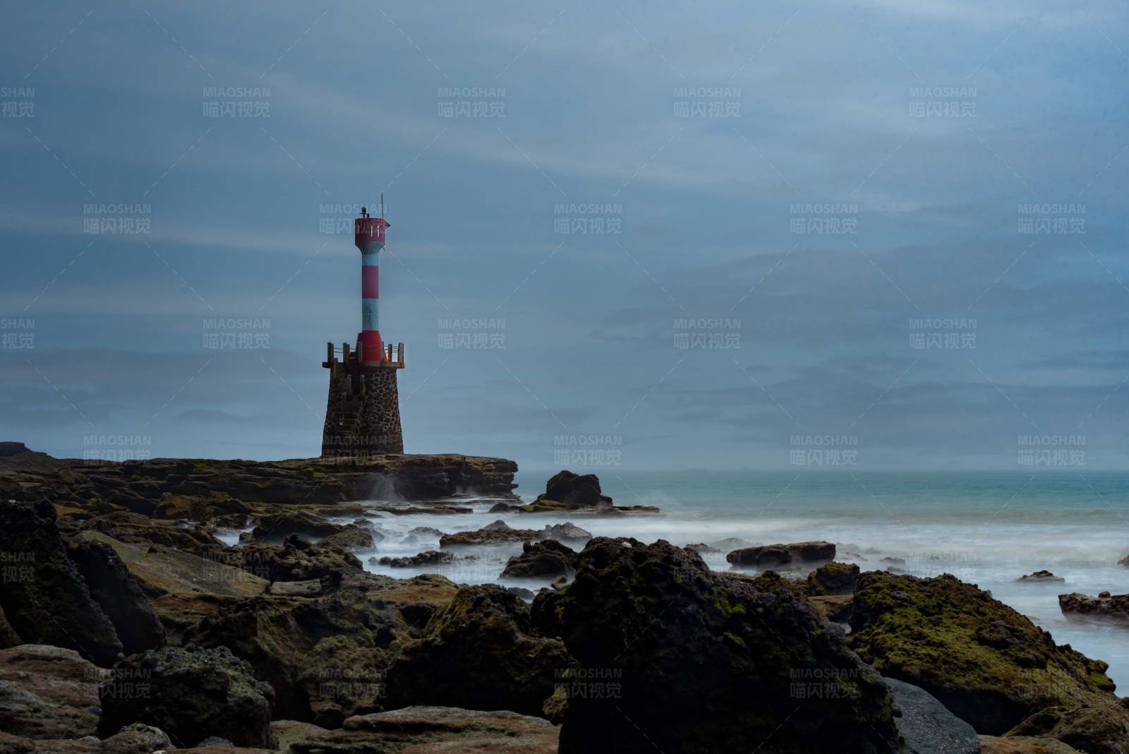 灯塔与海图片
