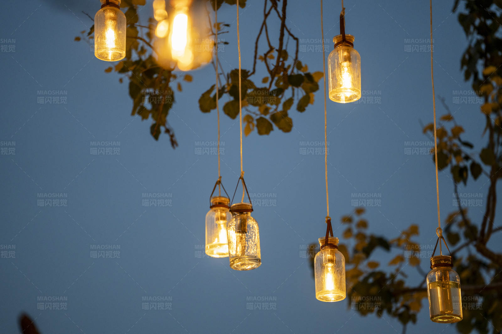 夜空下的玻璃瓶灯饰图片
