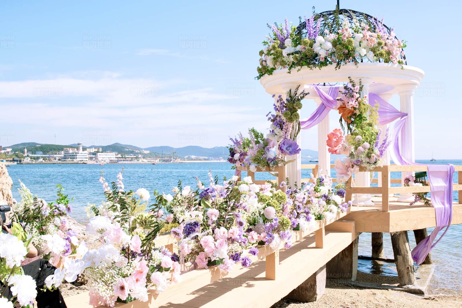 海边花亭婚礼布置图片