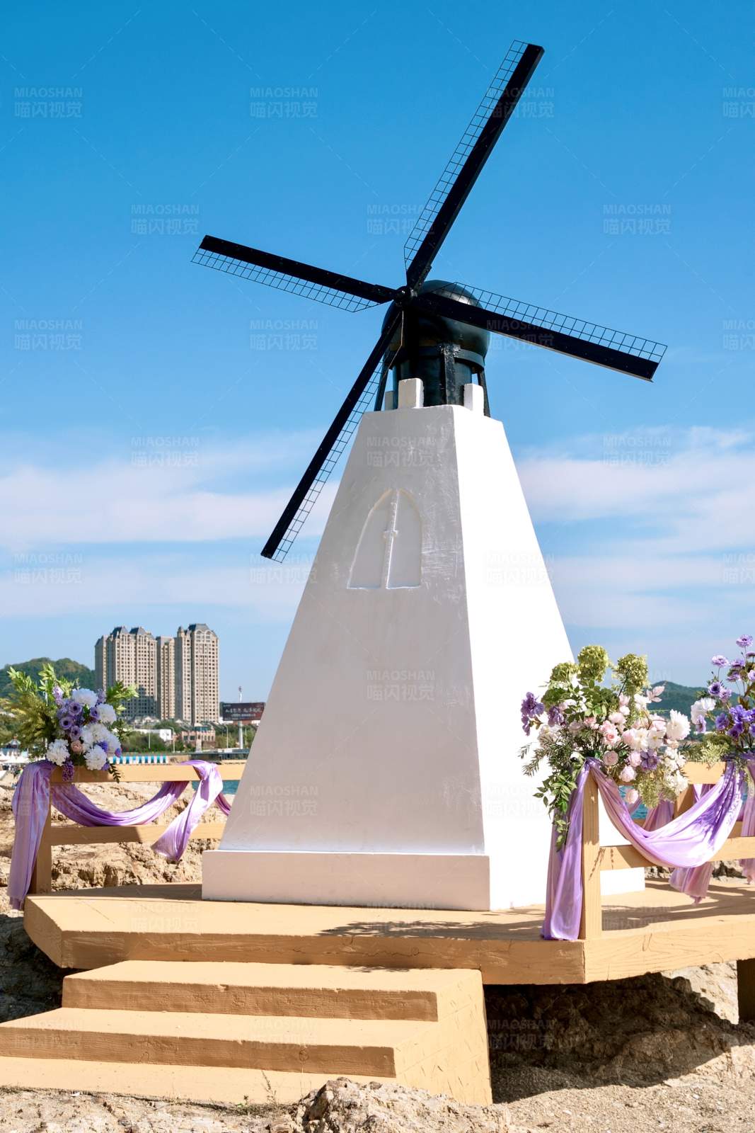 风车雕塑与紫色装饰图片