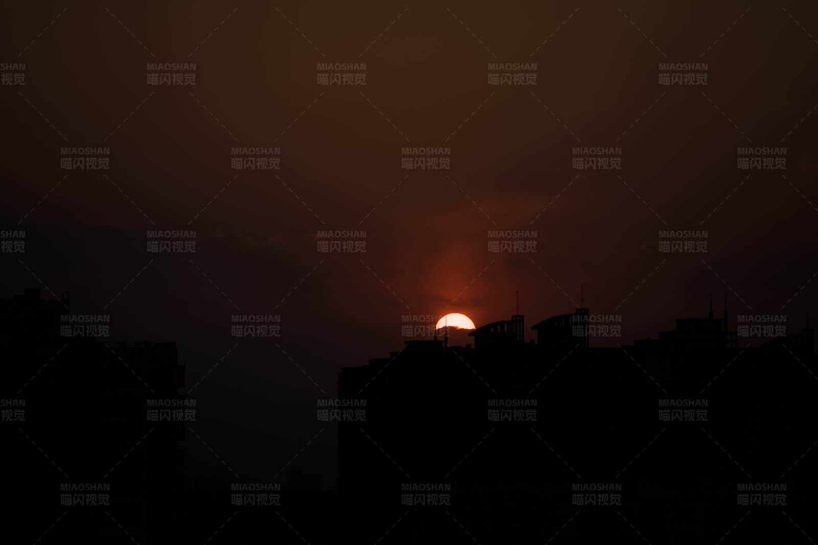 城市剪影日落图片