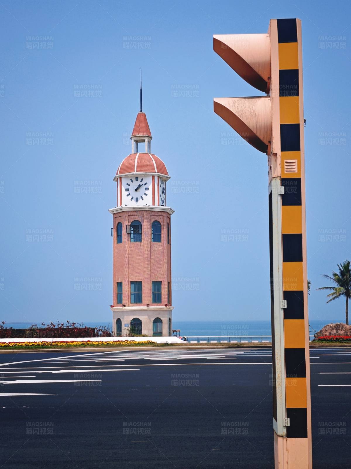 钟楼与信号灯图片