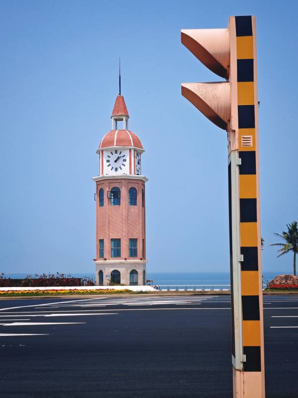 钟楼与信号灯图片