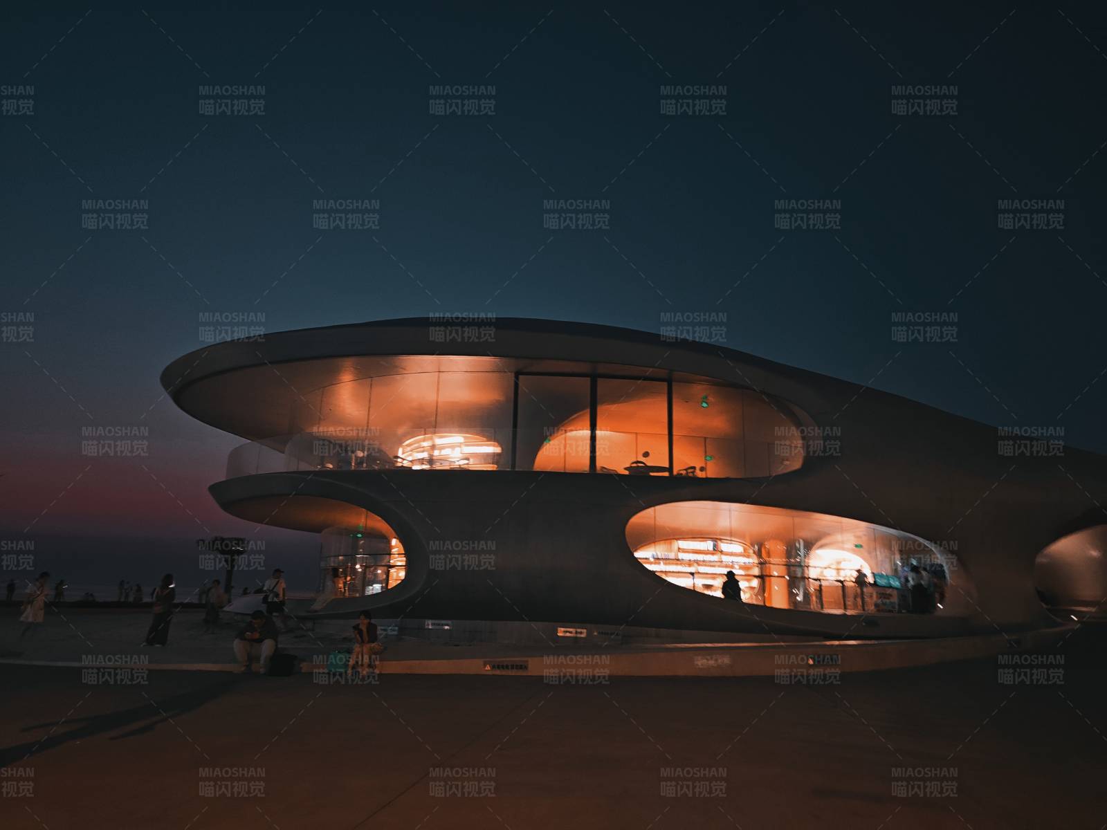 未来主义建筑夜景图片