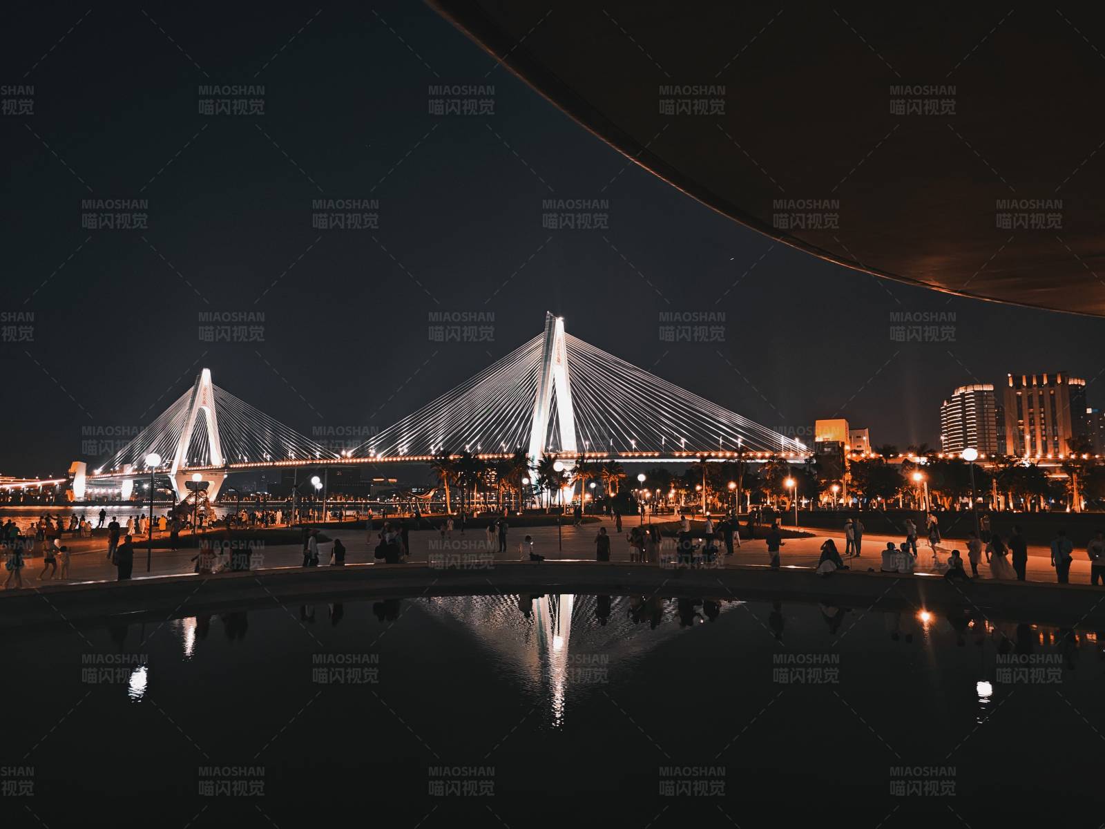 夜色下的桥梁与倒影图片