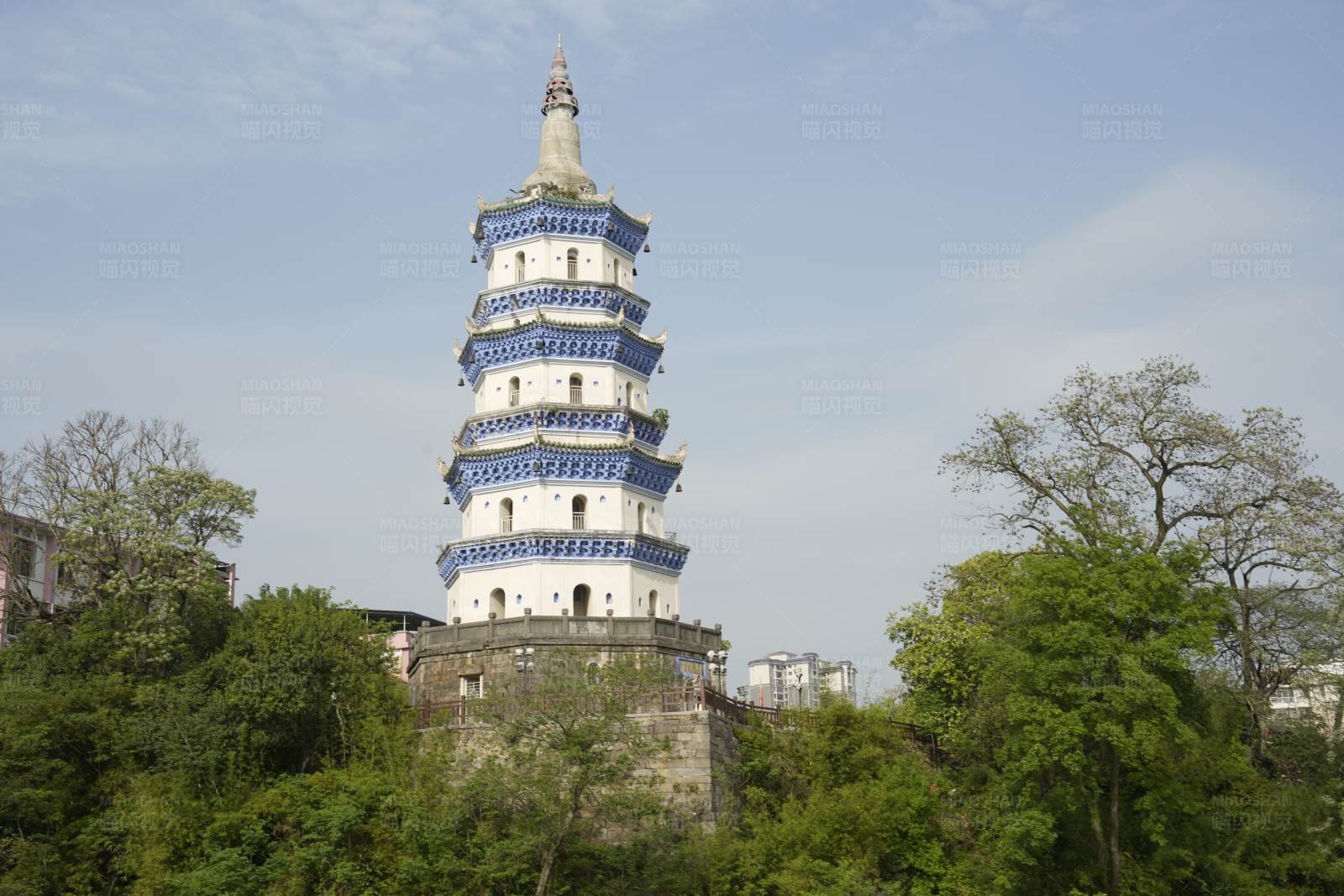 古塔耸立绿树间图片