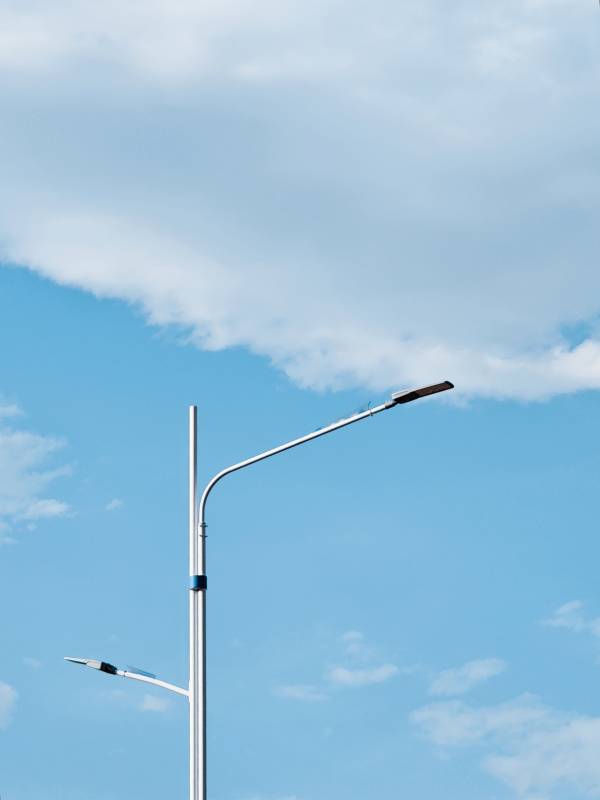 蓝天白云下的路灯图片