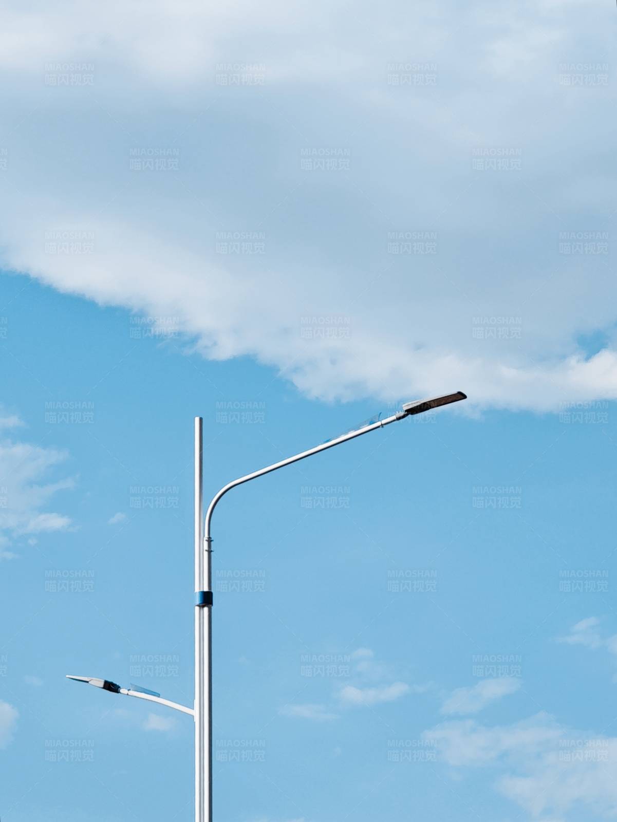 蓝天白云下的路灯图片