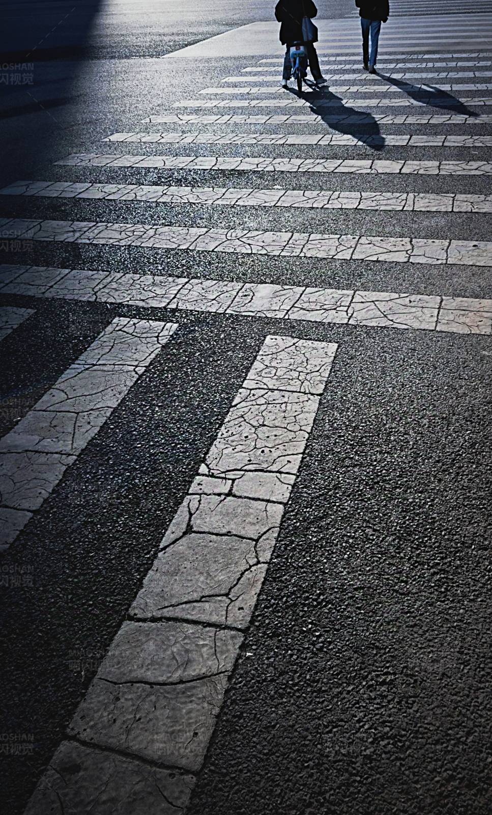 斑马线上的行人图片