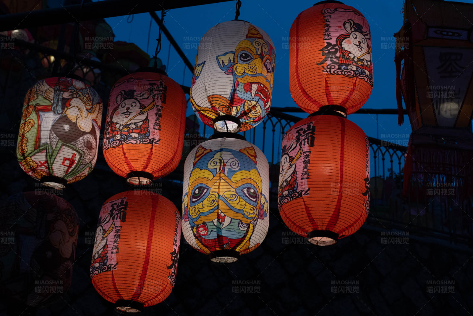 夜幕下的灯笼群图片