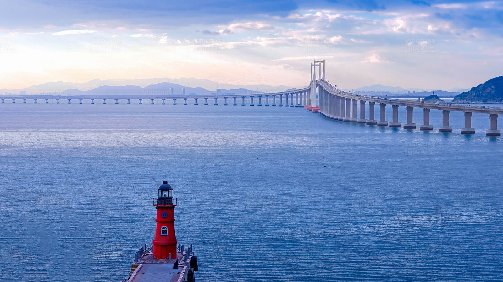 南澳岛跨海大桥与灯塔图片