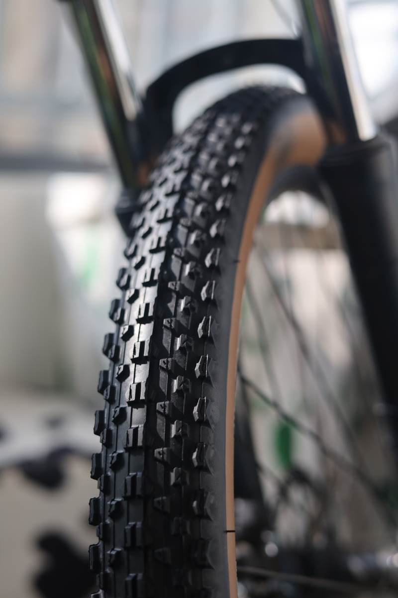 自行车越野轮胎特写图片