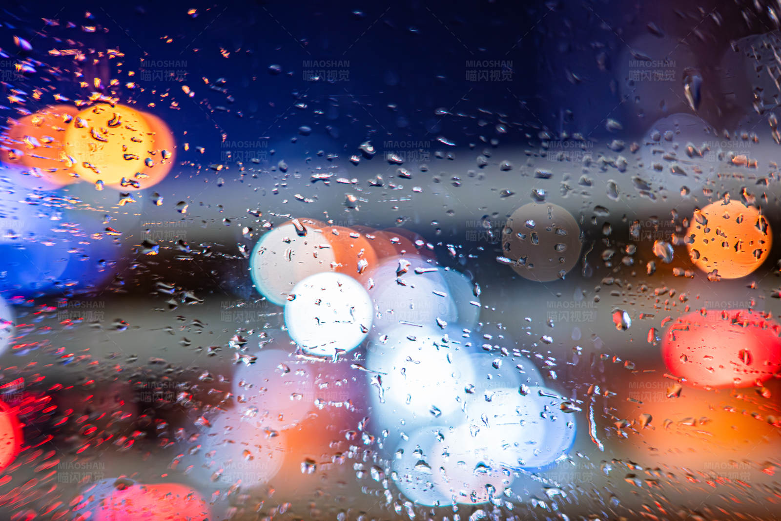 雨夜霓虹灯图片