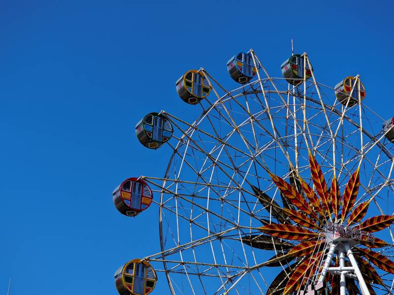 摩天轮与蓝天图片