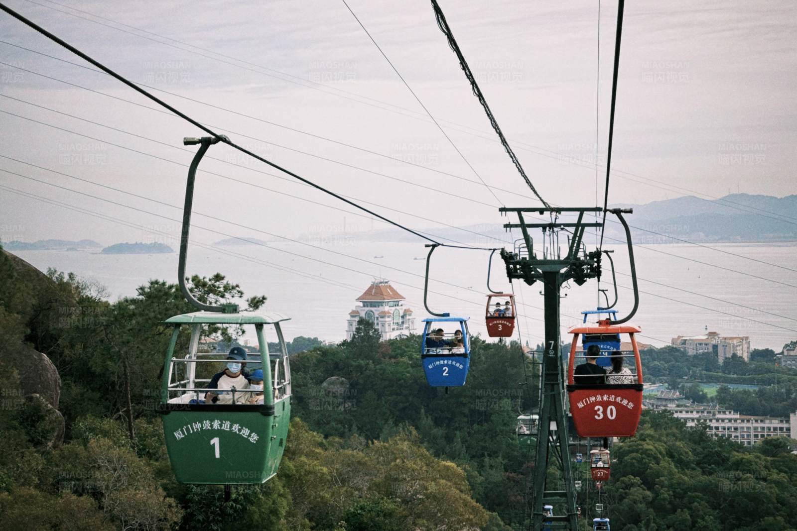 山间缆车风景图图片