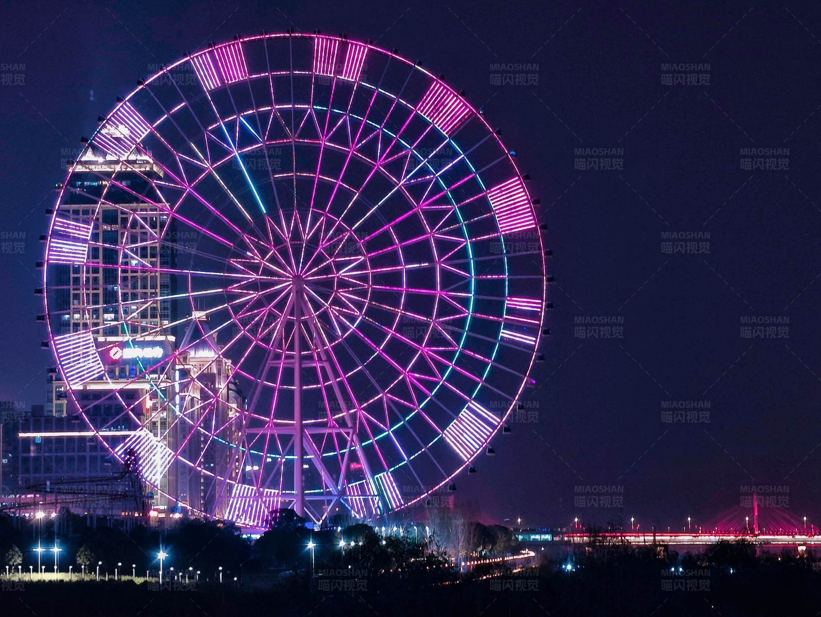 夜空下的摩天轮图片