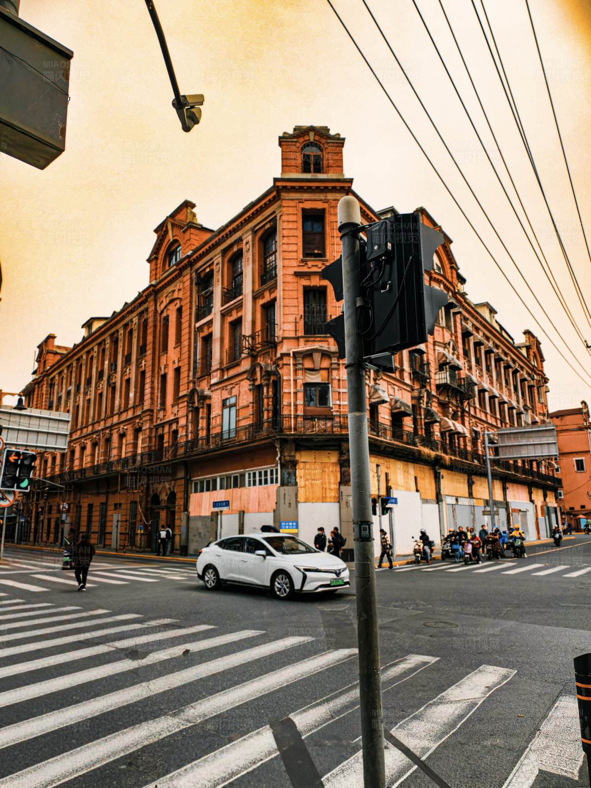 城市街角的欧式建筑图片