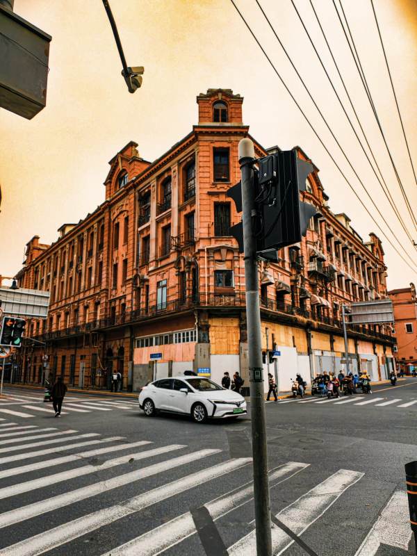 城市街角的欧式建筑图片