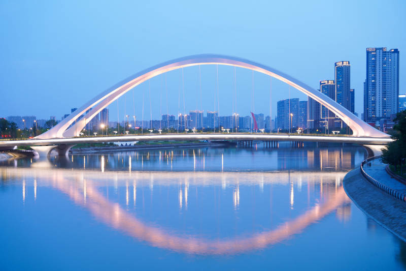 城市之光 拱桥倒影图片