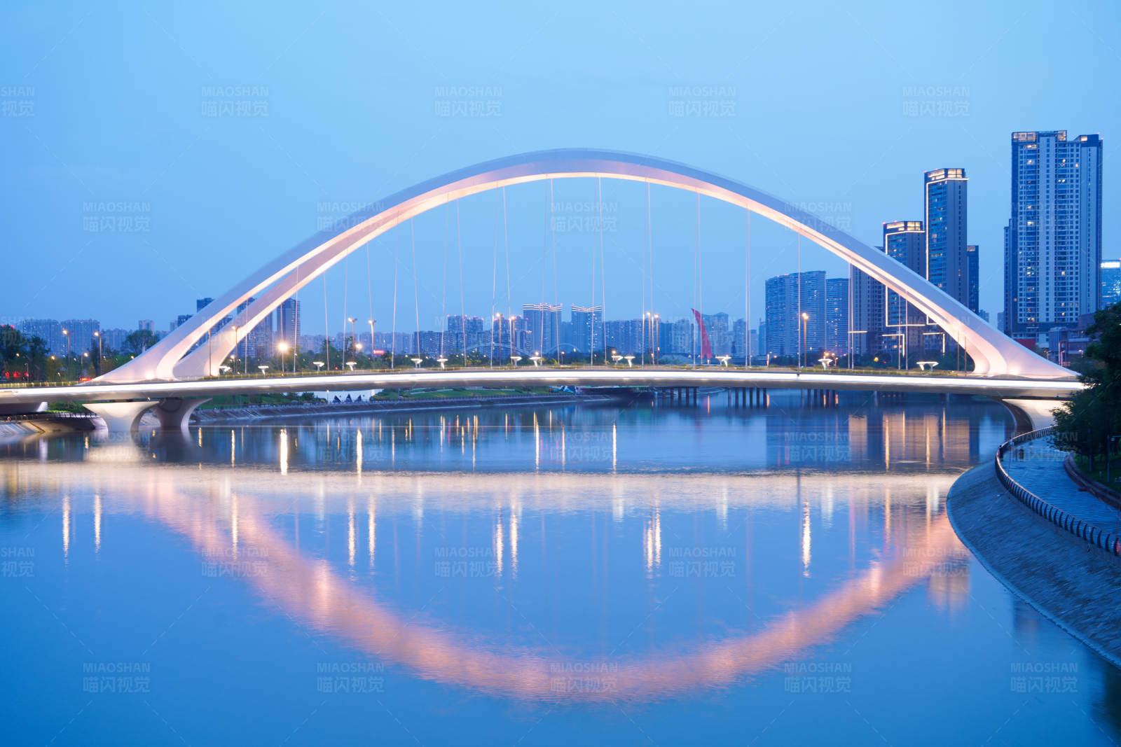 城市之光 拱桥倒影图片