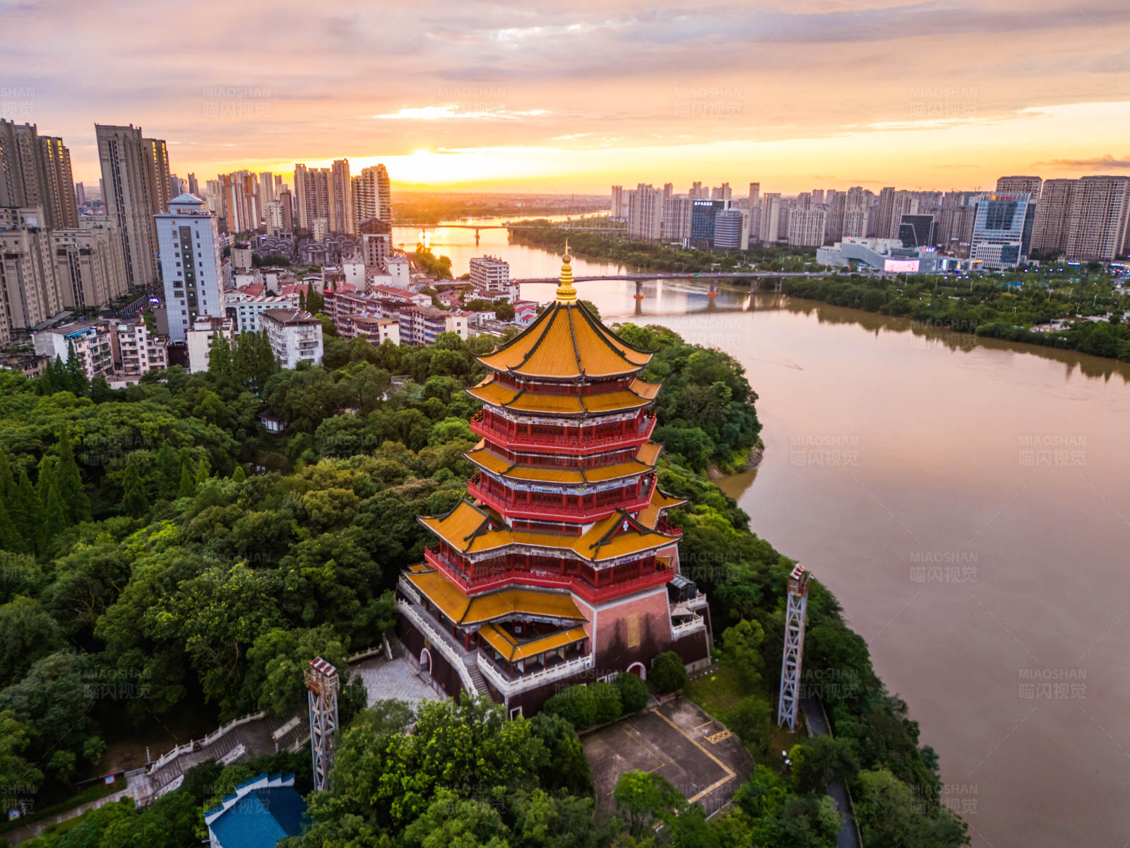 夕阳下的鹰潭北极阁图片