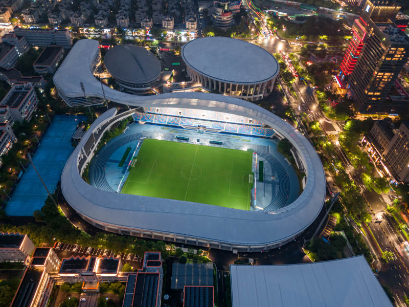 夜幕下的城市体育场图片