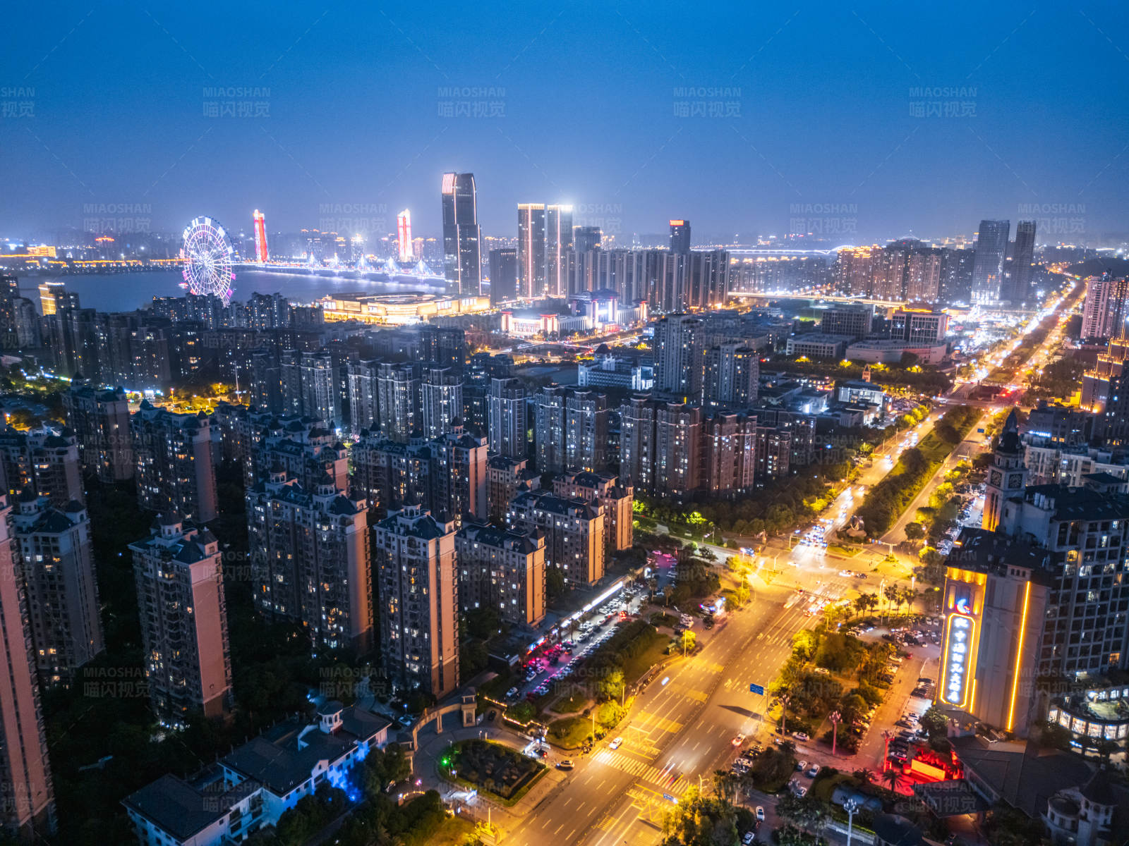 夜幕下的城市灯火辉煌图片