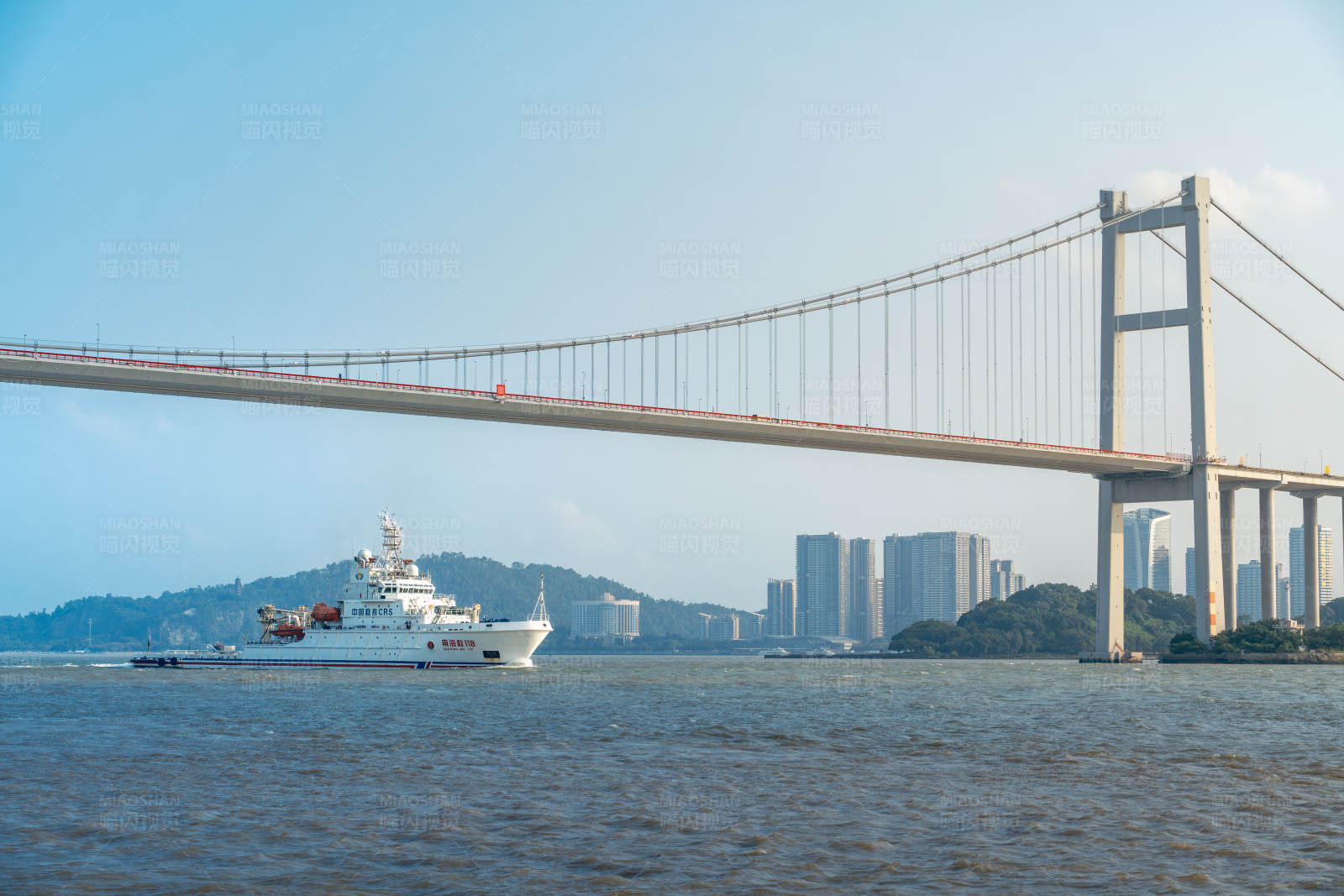 东莞虎门大桥下繁忙的航运图片