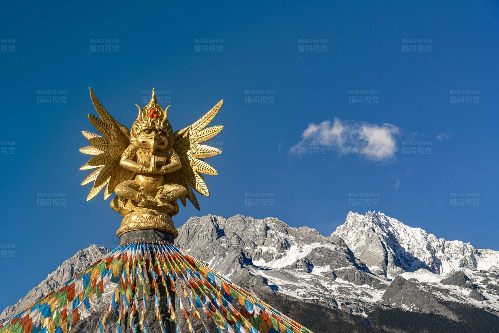 雪山之巅的金色佛塔图片