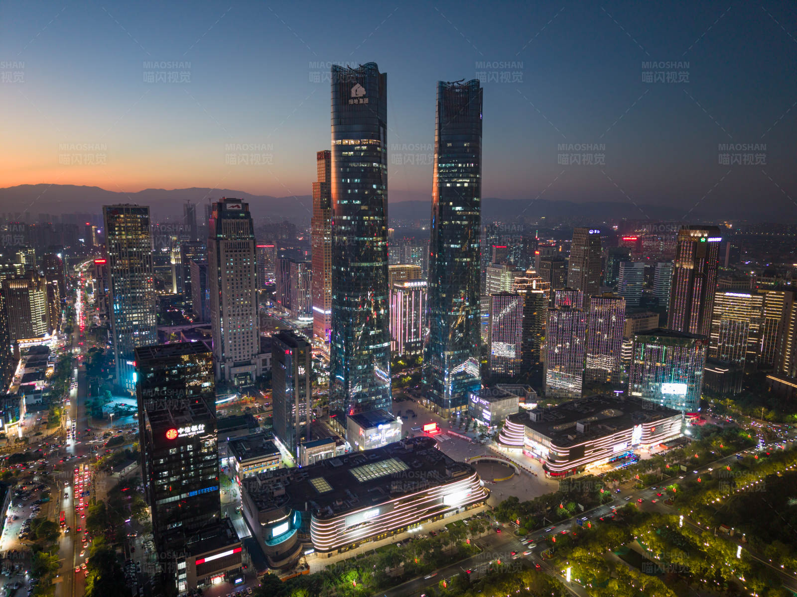 江西南昌双子塔 城市夜景航拍图片