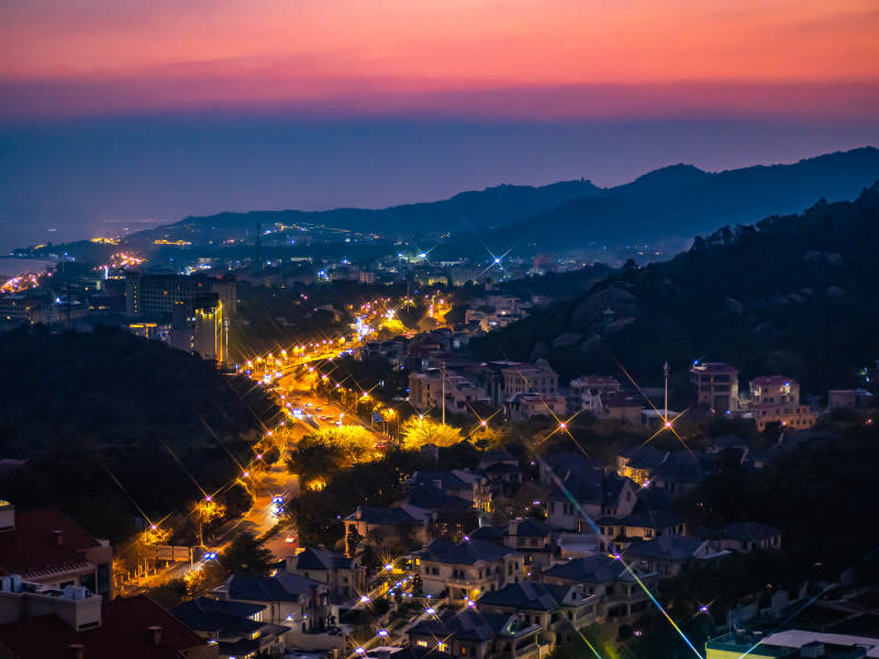 黄昏山城灯火辉煌图片