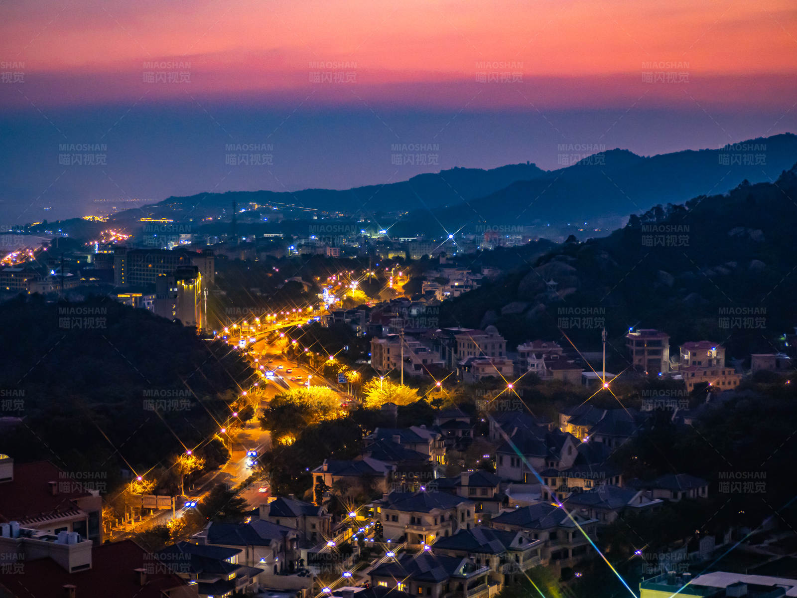 黄昏山城灯火辉煌图片