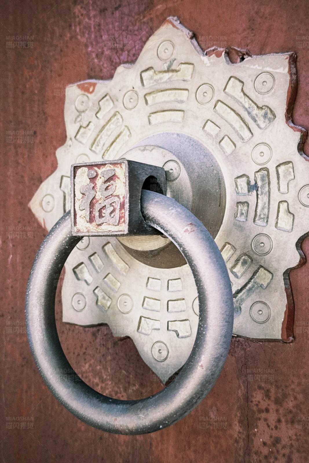 古门环上的福字装饰图片