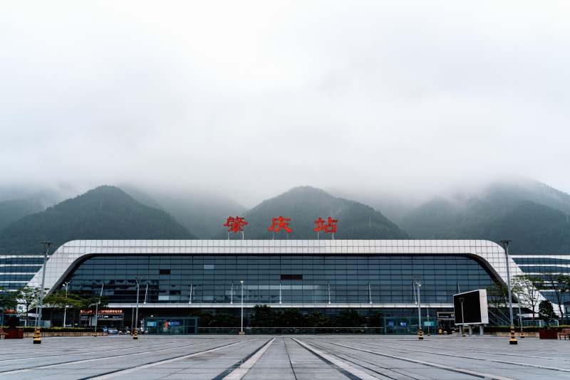 雾中山脉前的肇庆火车站图片