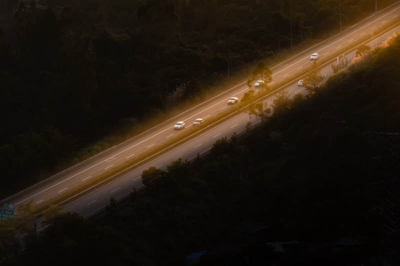夕阳下的山路车流图片